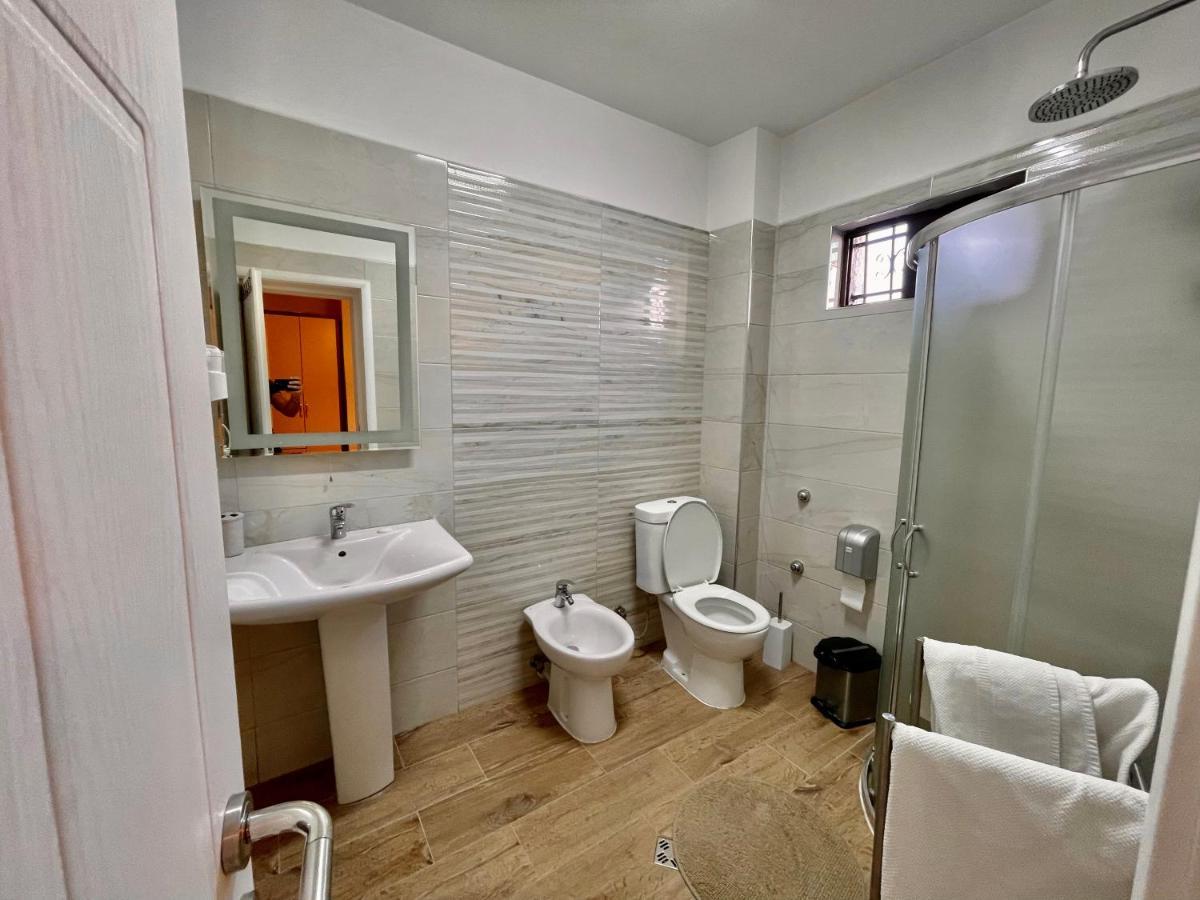 Vila Ada Hotel Тирана Екстериор снимка