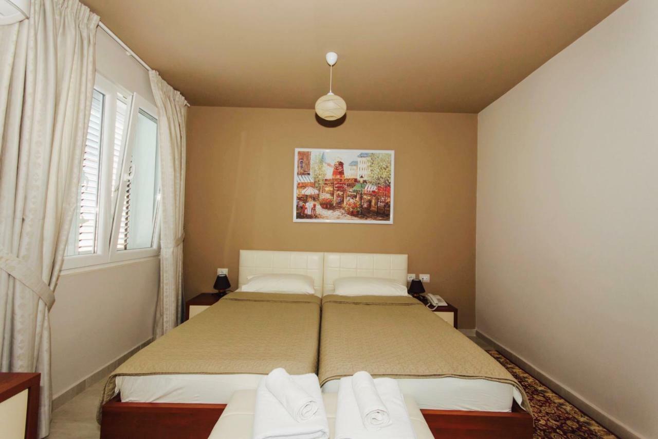 Vila Ada Hotel Тирана Екстериор снимка